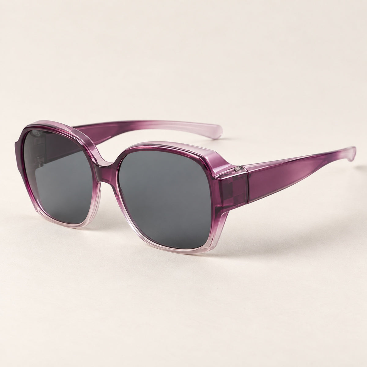 Lentes de sol Solzia color morado, vista de tres cuartos sobre fondo neutro
