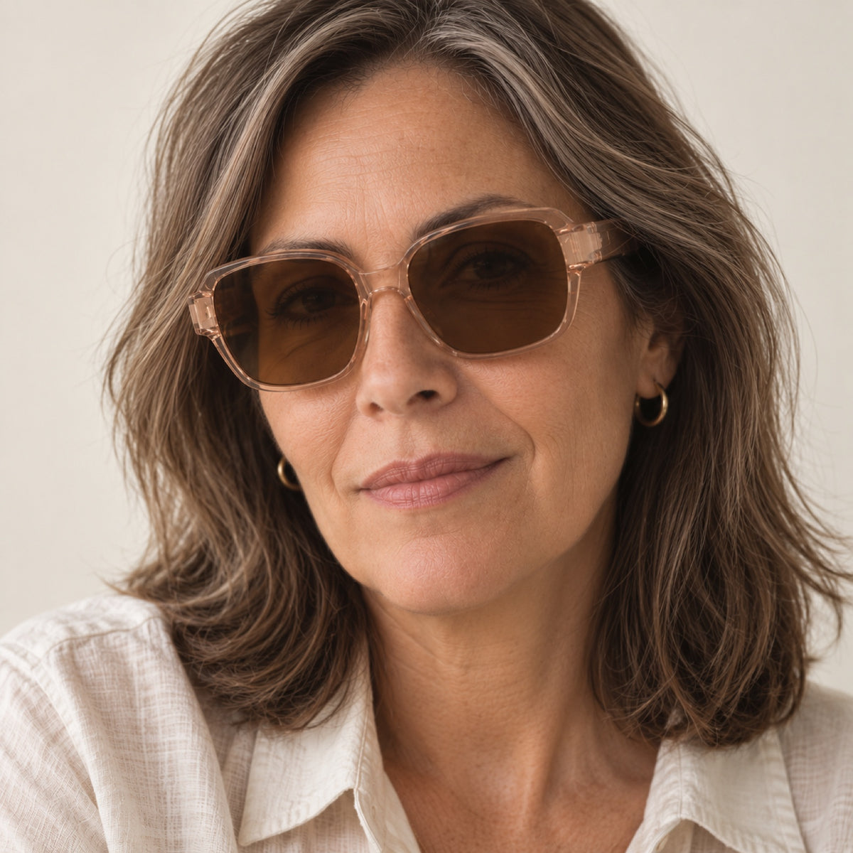 Mujer de unos 50 años usando los lentes de sol Solzia color rosa