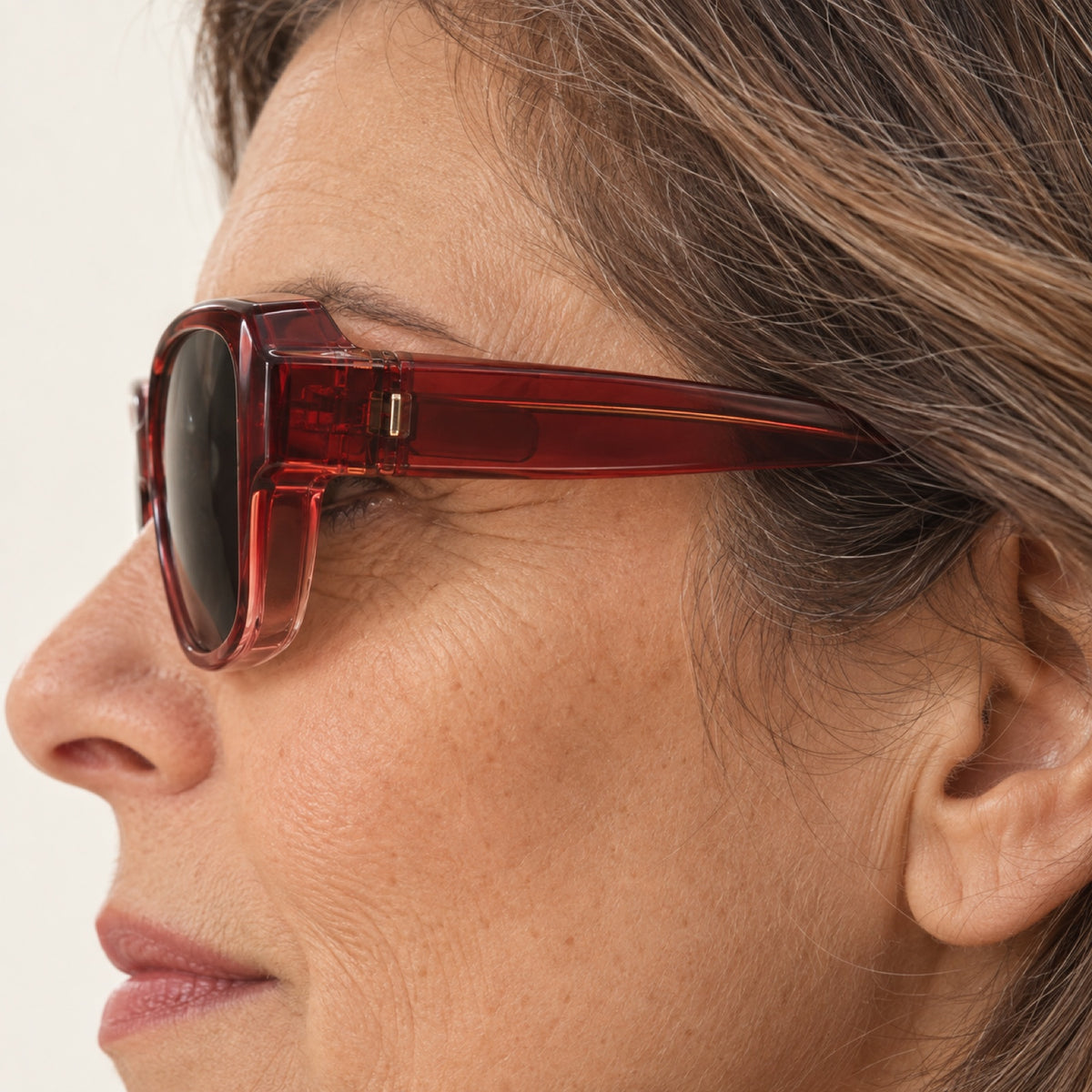 Perfil cerrado: los lentes Solzia calzan sobre los anteojos ópticos sin que el marco sobresalga