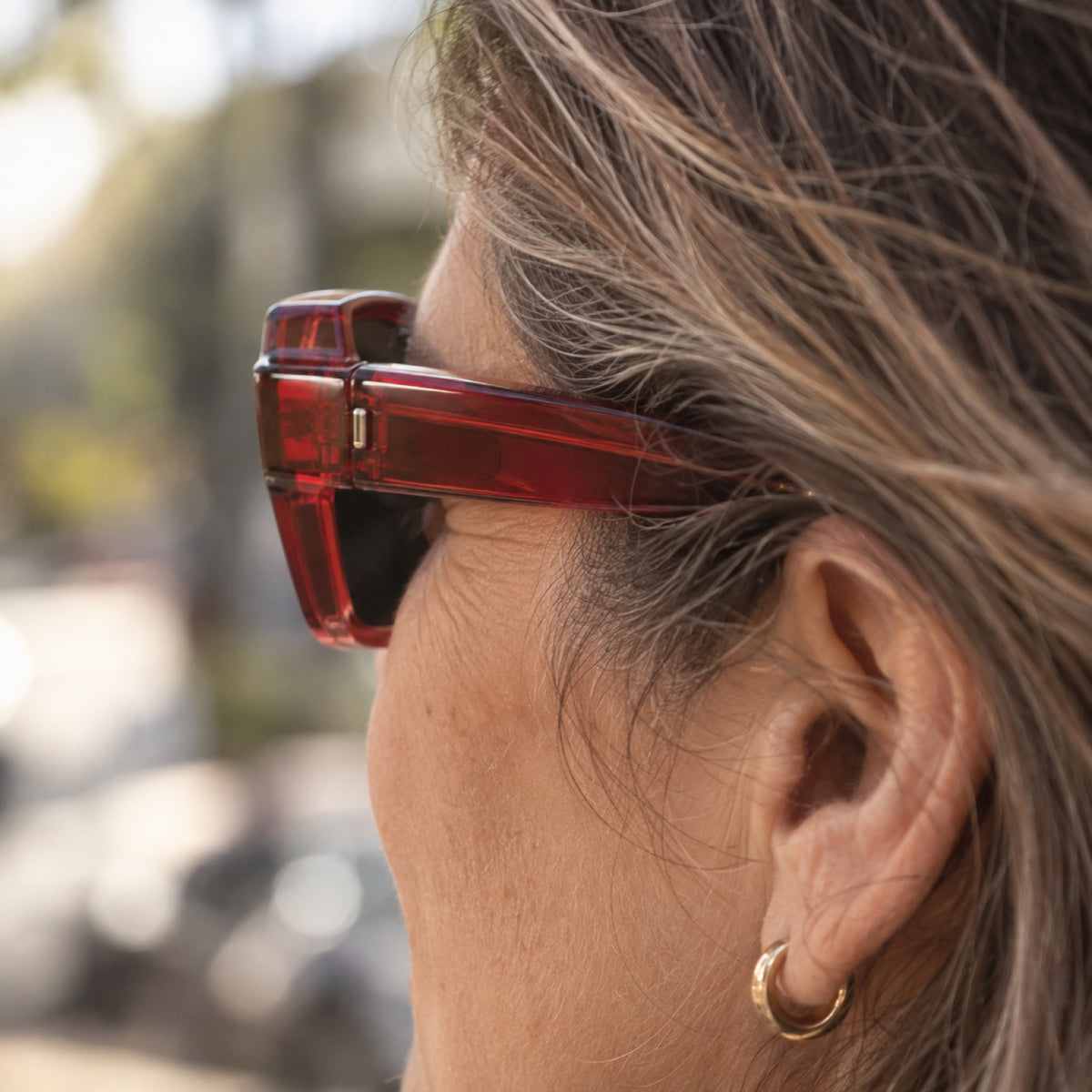Perfil de una mujer mostrando lo delgado del conjunto de lentes Solzia sobre sus anteojos