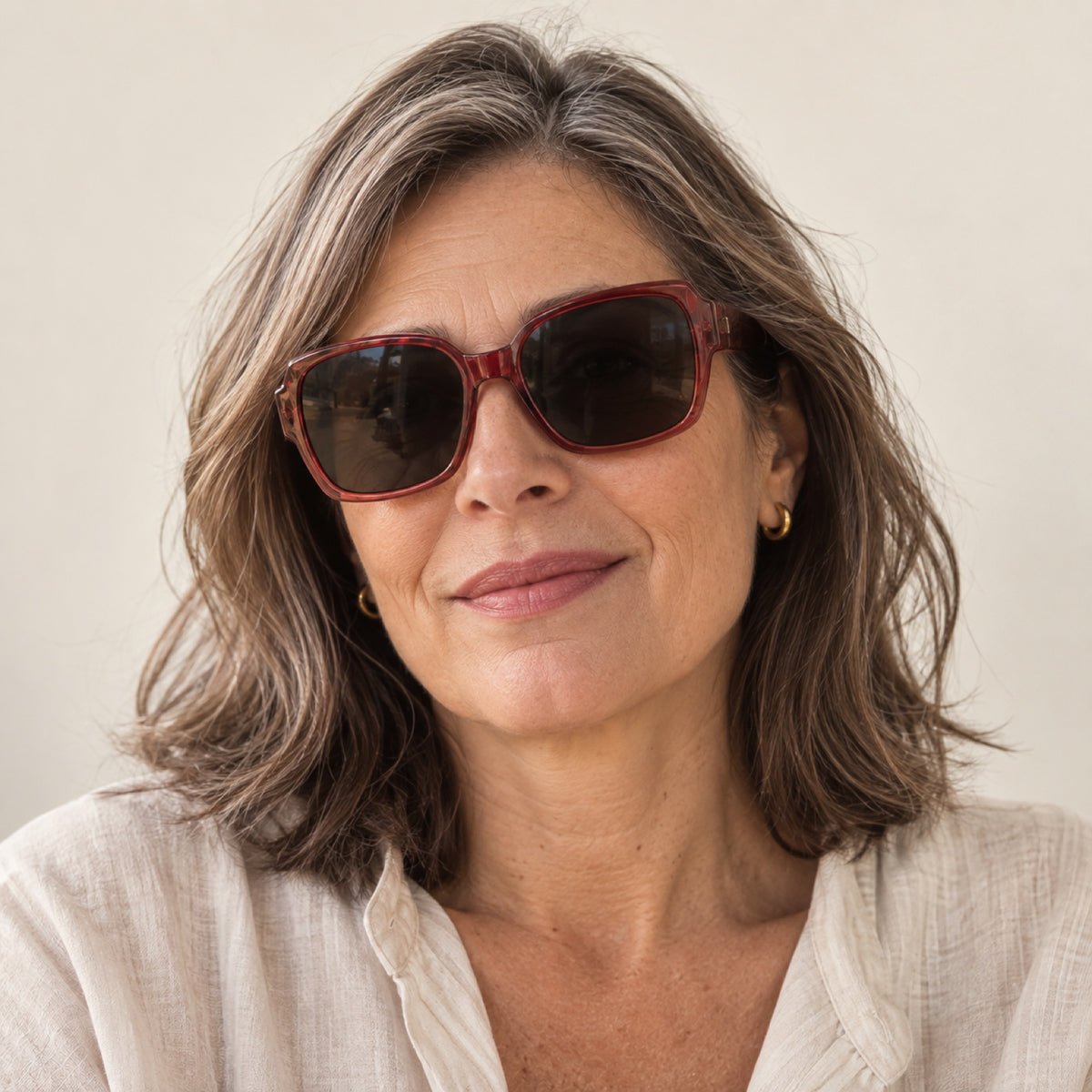 Mujer de unos 50 años usando los lentes de sol Solzia color vino, vista frontal